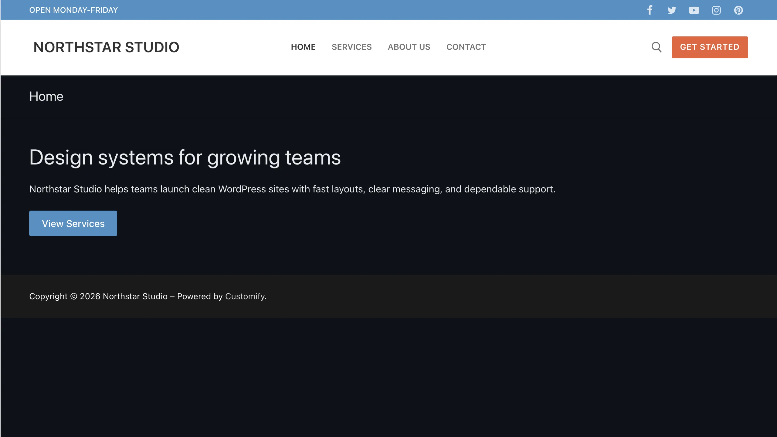 The Customify preview shows a site using a palette preset selected from the Colors section.